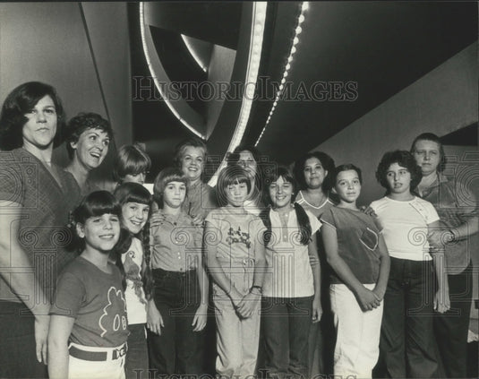 1980 Press Photo The orphans from "Annie" pose with their mothers. - mjp31763- Historic Images