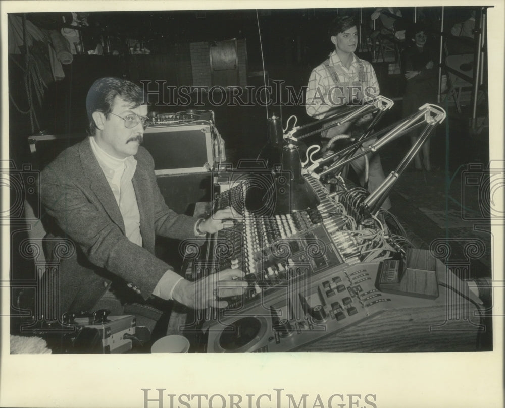1986 Press Photo Chief Sound Engineer, Chuck Larson, for Holiday on Ice- Historic Images