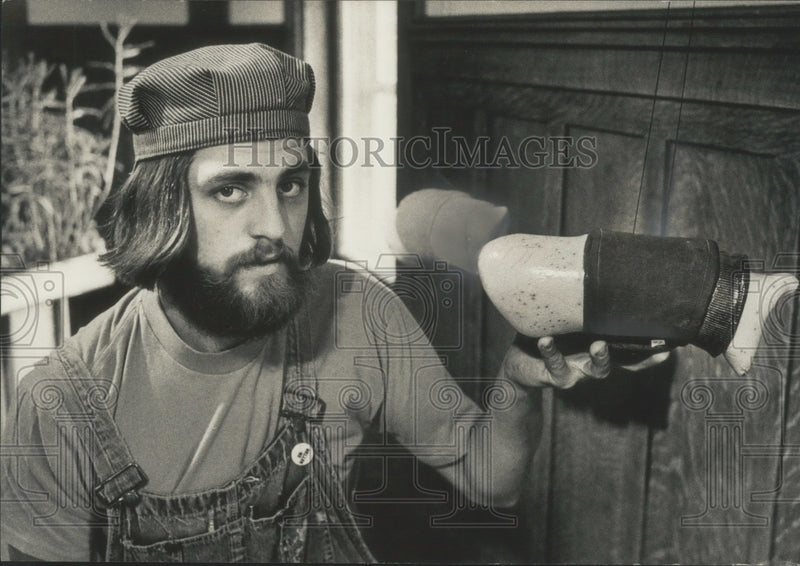 Load image into Gallery viewer, 1978 Press Photo Potter From Cedarburg Patrick Robison - mjp32113
