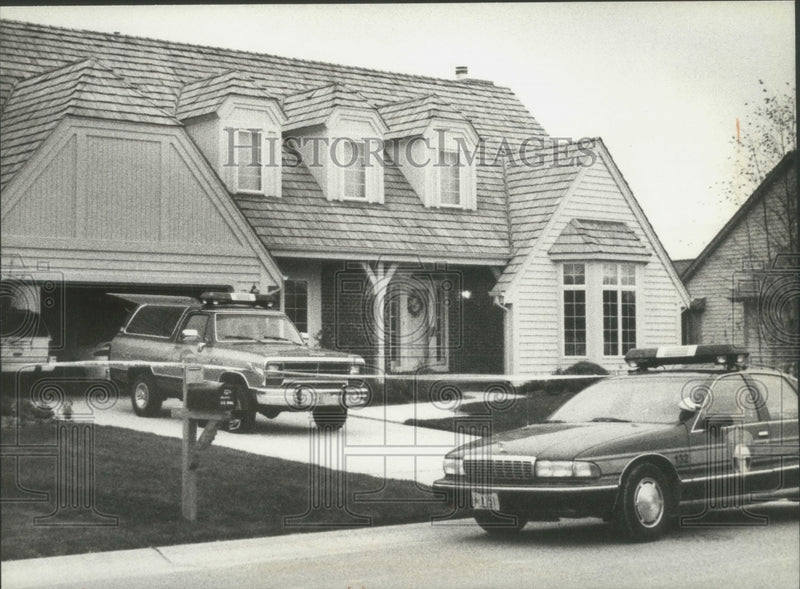 Load image into Gallery viewer, 1993 Press Photo Police find body of Beth A. Spaude in this Menomonee Falls home
