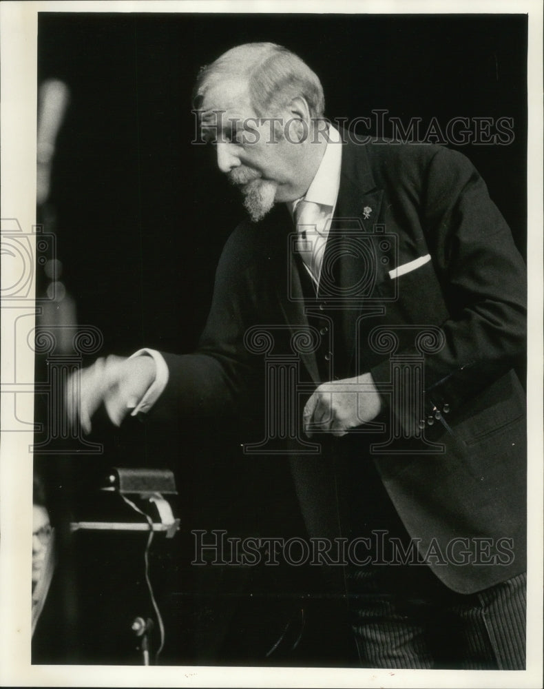 1974 Press Photo Musician Skitch Henderson at Shorewood High School Auditorium- Historic Images