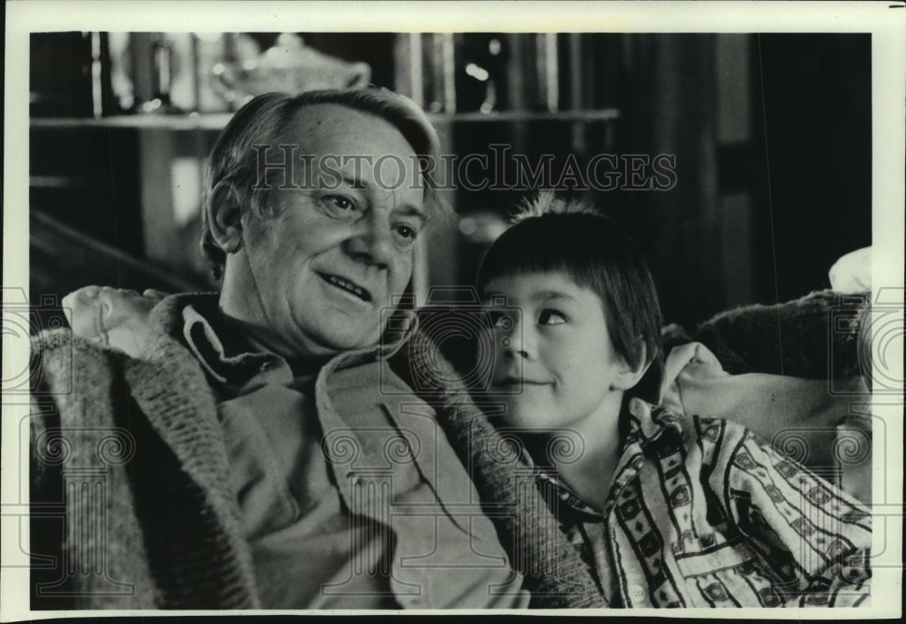 1987 Press Photo Denholm Elliott and other in &quot;A Child&#39;s Christmas in Wales&quot;- Historic Images