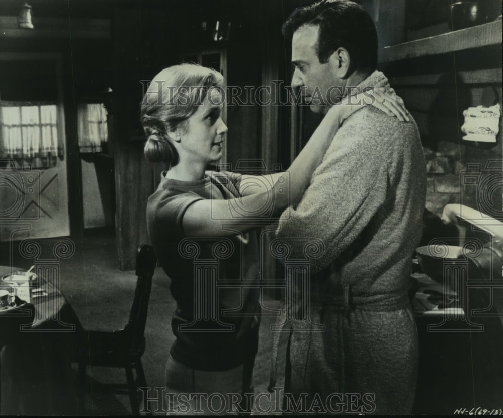 1966 Press Photo Eva Marie Saint and Carl Reiner in "The Russians are Coming.."- Historic Images