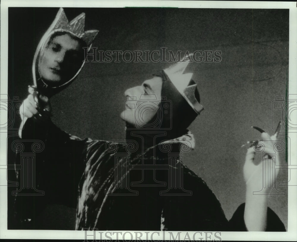 1985 Press Photo Elie Chaib plays the Wicked Queen in "Snow White" - mjp33237