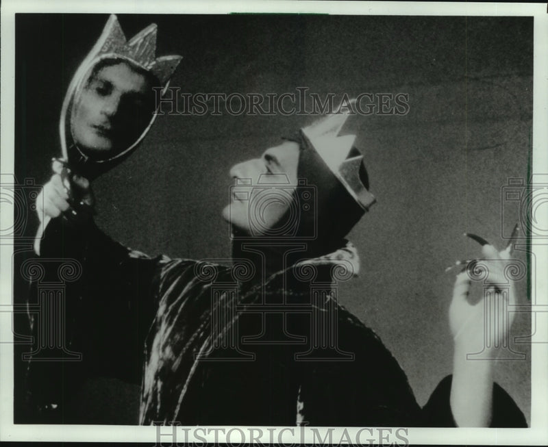 Load image into Gallery viewer, 1985 Press Photo Elie Chaib plays the Wicked Queen in "Snow White" - mjp33237
