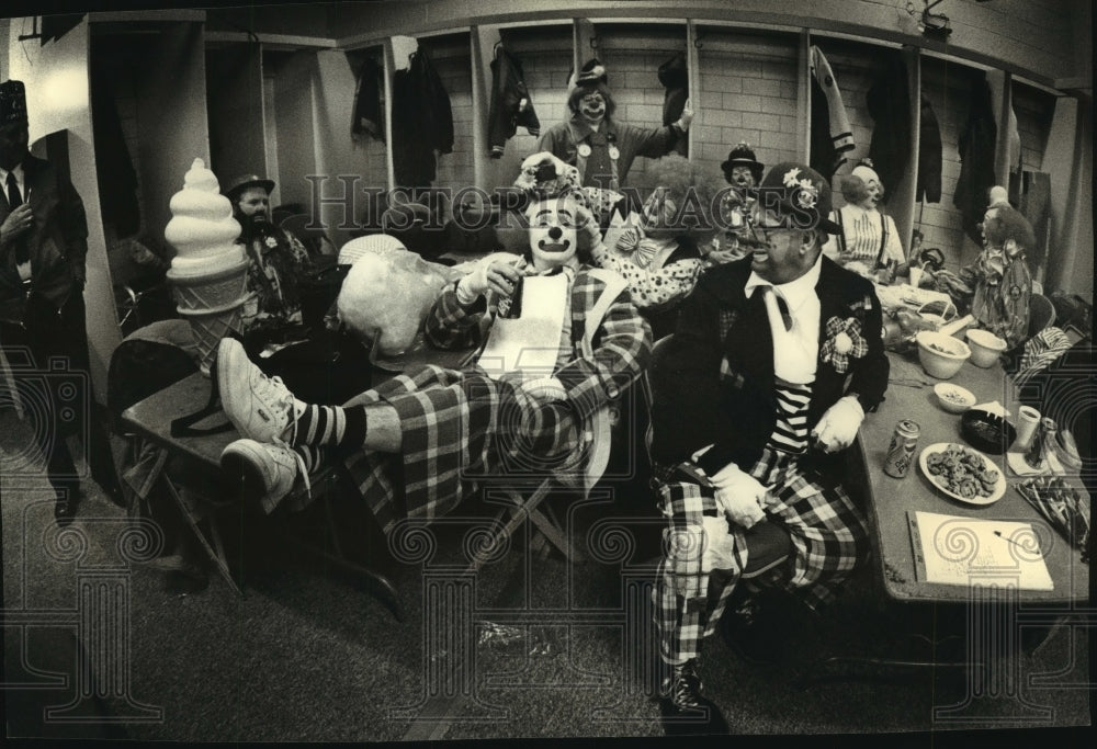 1994 Press Photo Clowns from Tripoli Shrine Circus eat cookies in Milwaukee- Historic Images