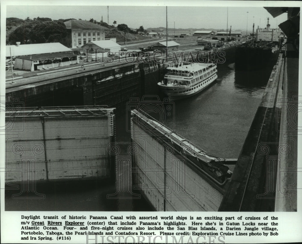 1988 Press Photo Cruise ship passes through historic Panama Canal in Gatun Locks- Historic Images
