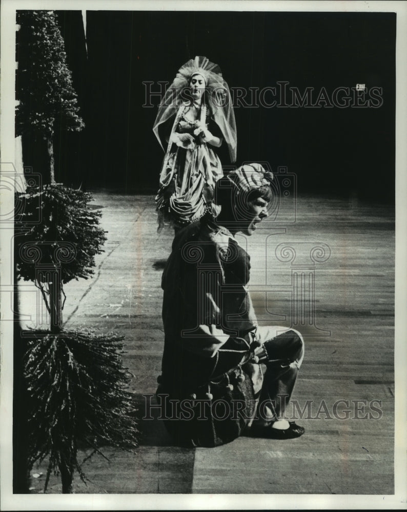1966 Press Photo William Fenno and Mrs. Richard Gill in &quot;Androcles and the Lion&quot;- Historic Images