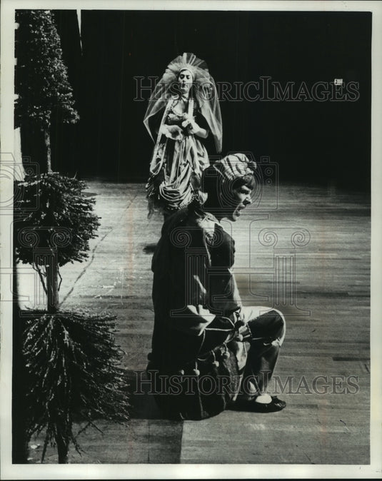 1966 Press Photo William Fenno and Mrs. Richard Gill in "Androcles and the Lion"- Historic Images