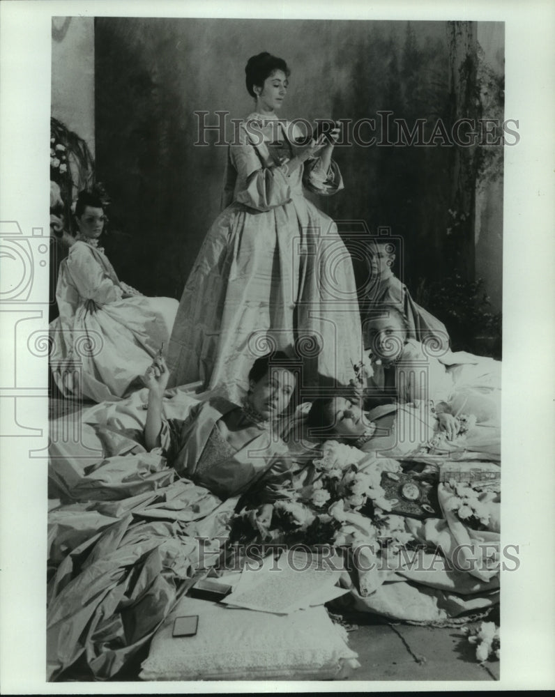 1985 Press Photo Maureen Lipman and her court in &quot;Love&#39;s Labour&#39;s Lost&quot; on PBS- Historic Images