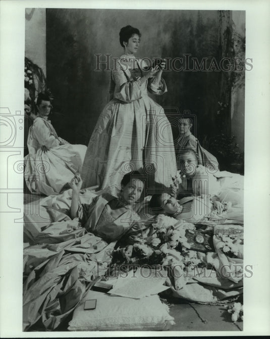 1985 Press Photo Maureen Lipman and her court in "Love's Labour's Lost" on PBS- Historic Images