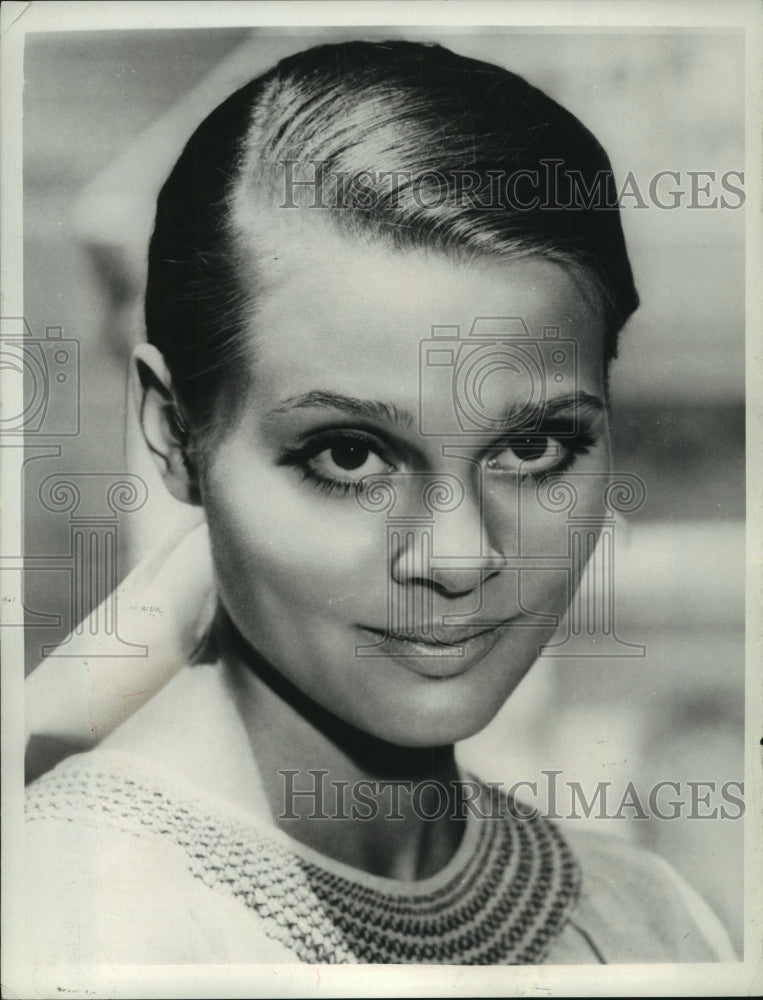 1966 Press Photo Leigh Taylor-Young actress, referred to as &quot;Cinderella Girl.&quot;- Historic Images