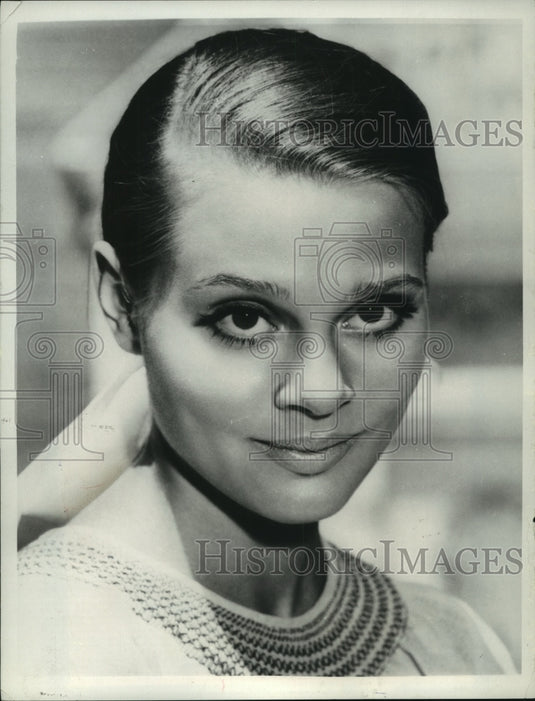 1966 Press Photo Leigh Taylor-Young actress, referred to as "Cinderella Girl."- Historic Images