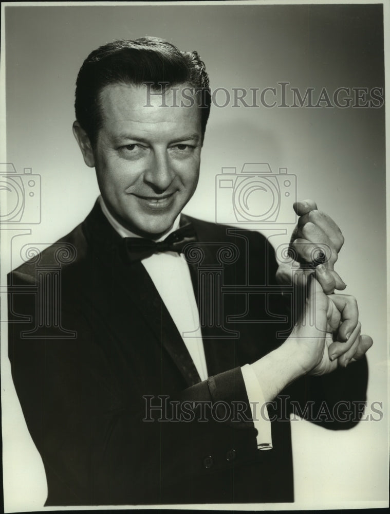 Load image into Gallery viewer, 1962 Press Photo Mike Stokey of "Stump the Stars" on CBS-TV - mjp34043
