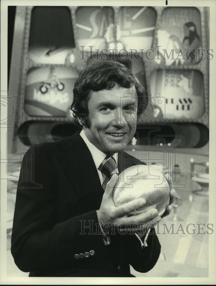 Load image into Gallery viewer, 1977 Press Photo Art James hosts The Magnificent Marble Machine, on NBC.
