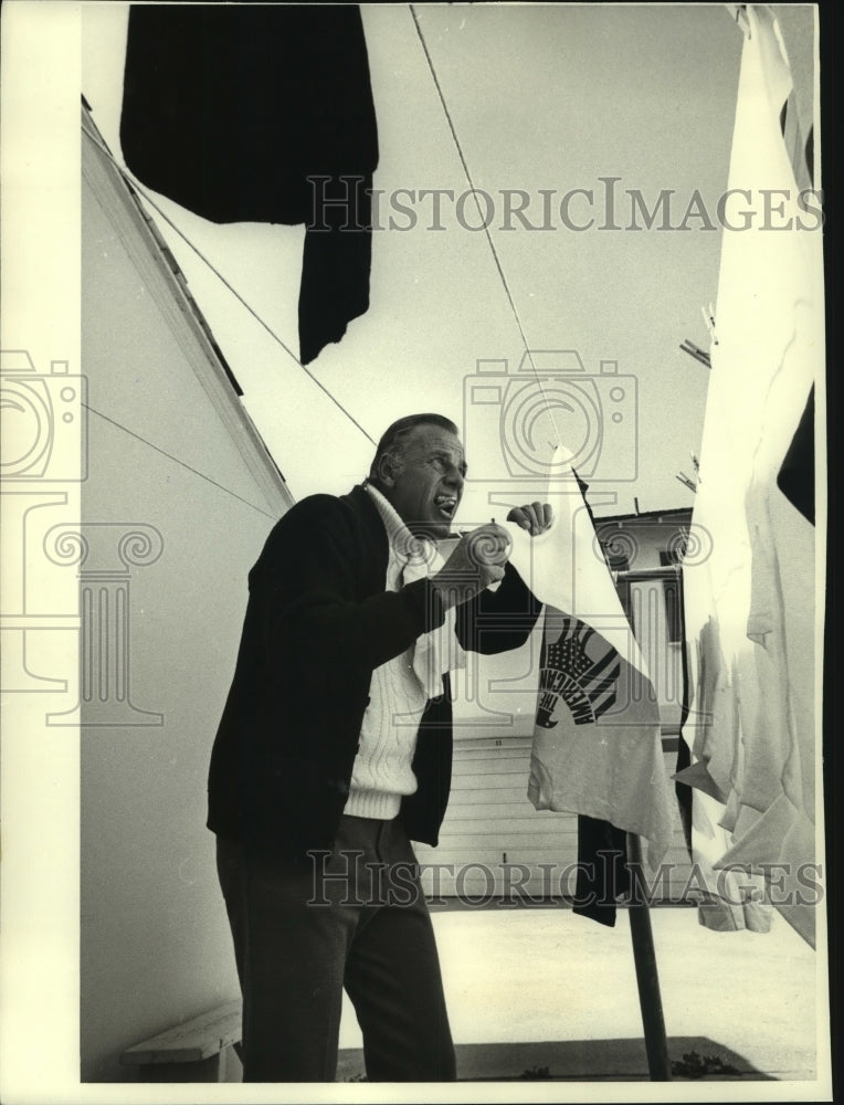 1974 Press Photo United States Actor McLean Stevenson hangs clothes on line- Historic Images