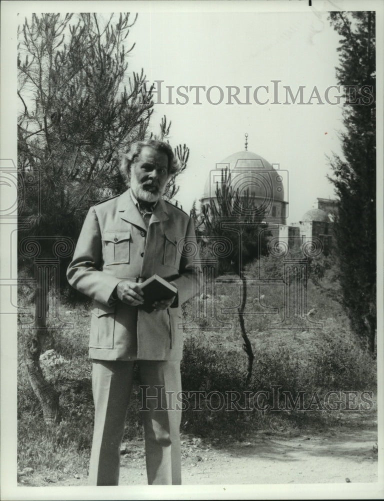 1974 Press Photo Alexander Scrubby host of &quot;Discovery&quot; in the Holy Land- Historic Images