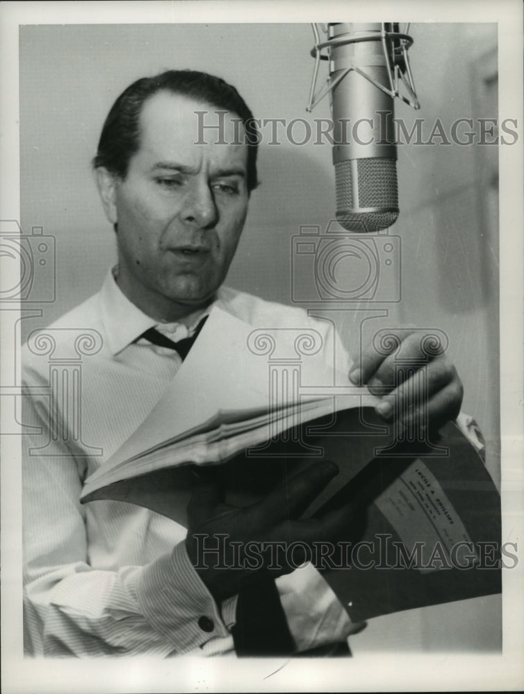 1963 Press Photo Actor Alexander Scourby reading a script in New York- Historic Images