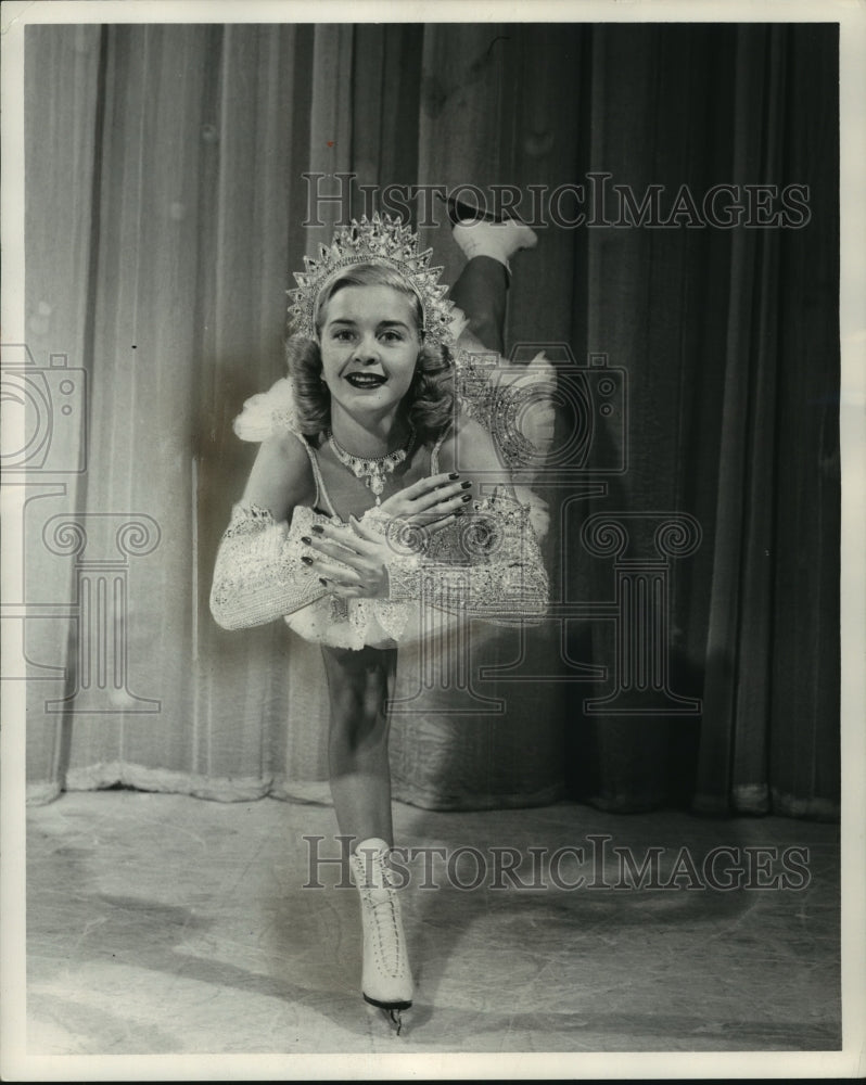 1953 Press Photo Canadian figure skater Barbara Ann Scott in skates &amp; costume- Historic Images