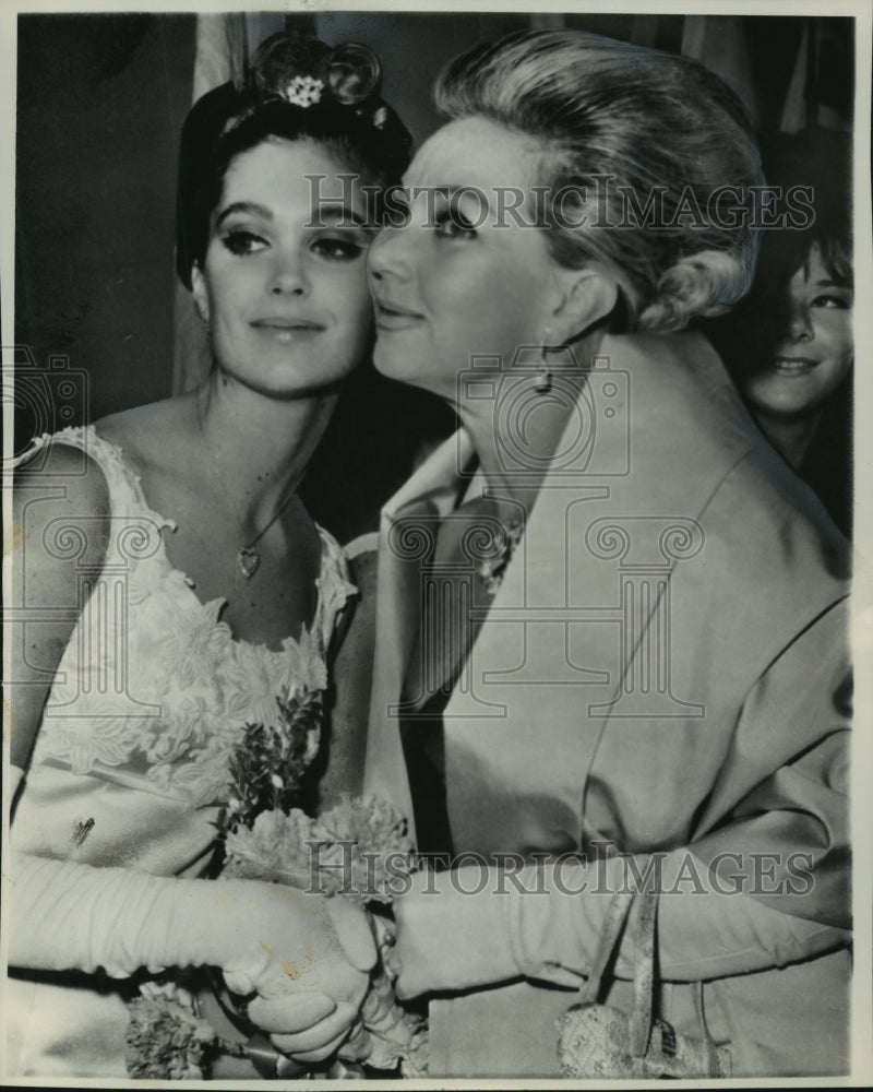 1963 Press Photo Tish Sterling with her mother, Ann Sothern in New York- Historic Images