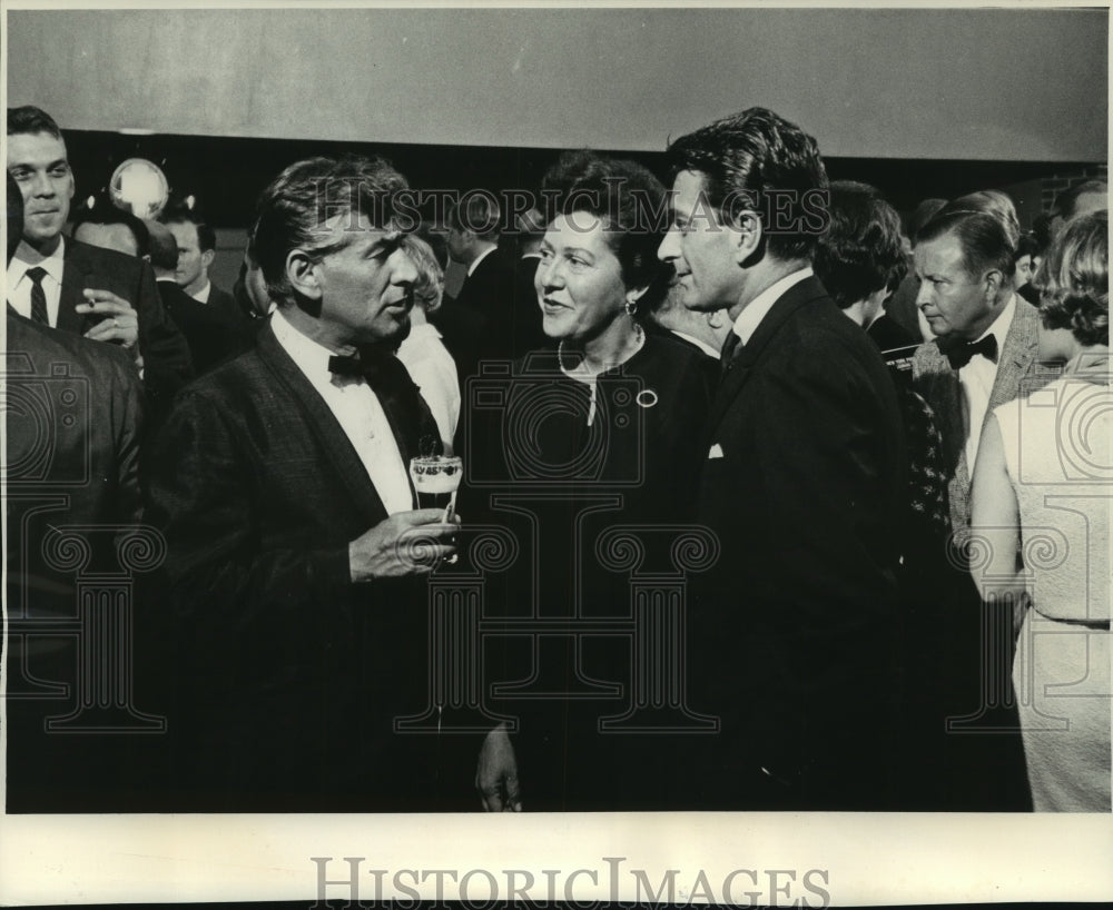 1963 Press Photo Leonard Bernstein with Mrs. Uihlein and Harry John Harry Brown- Historic Images