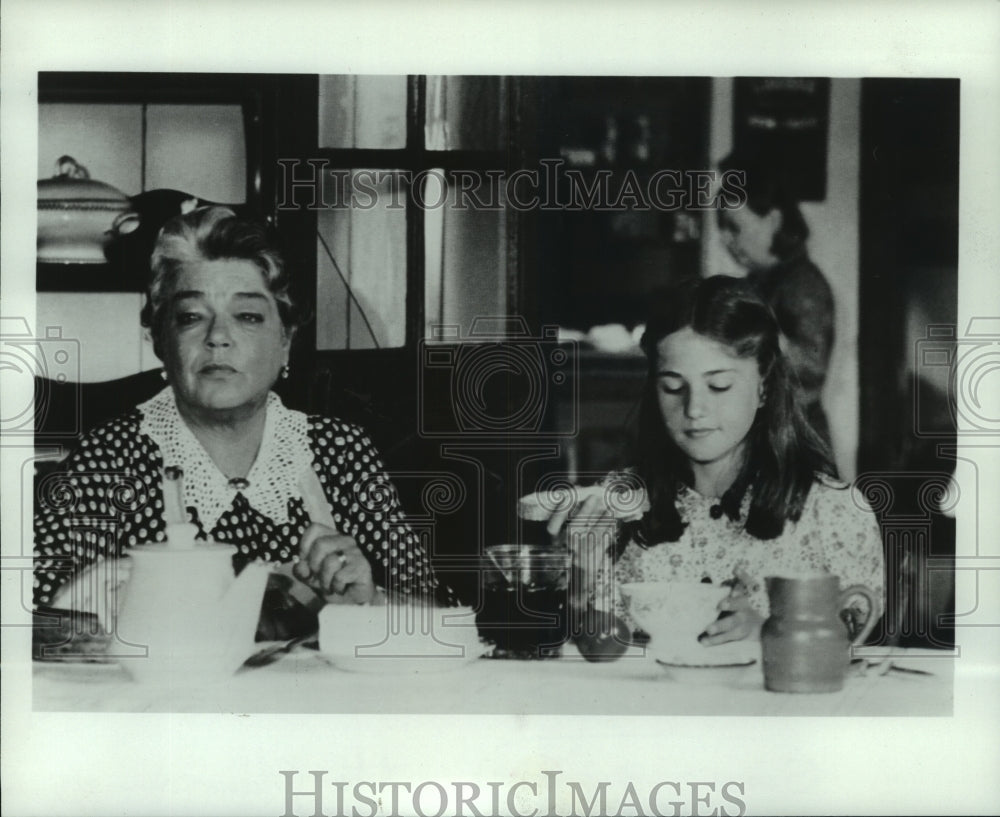 1982 Press Photo Simone Signoret &amp; Leatitia Chauveau in &quot;L&#39;Adolescente&quot;- Historic Images