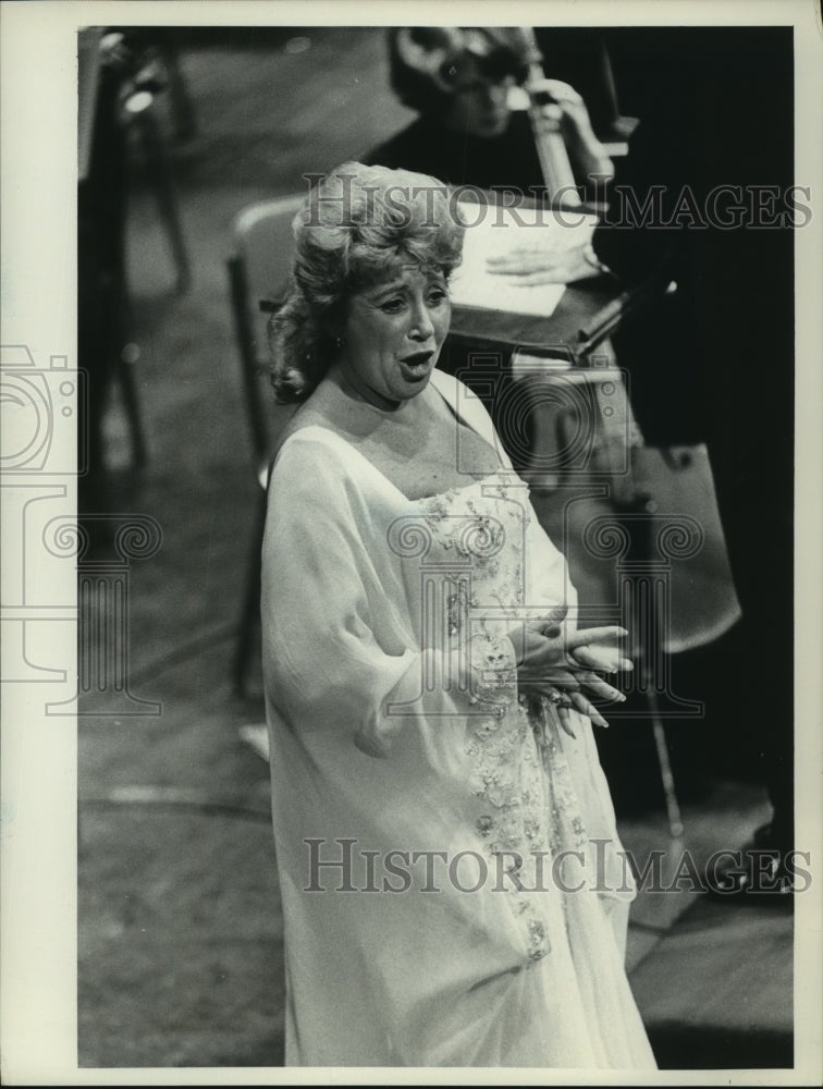 1974 Press Photo Operatic singer Beverly Sills at the Performing Arts Center- Historic Images