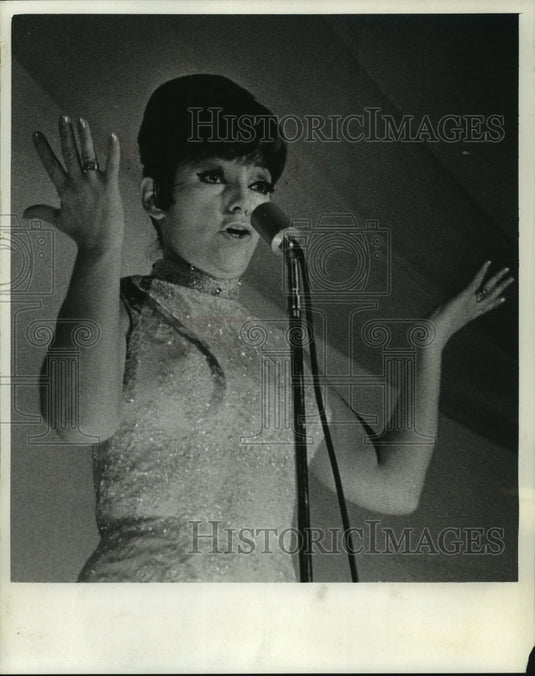1966 Press Photo June Valli singing at the Milwaukee auto show - mjp34969- Historic Images