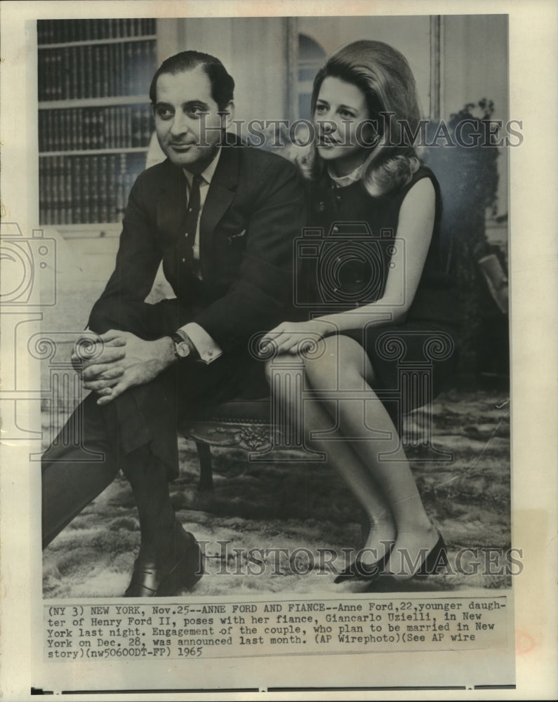 1965 Press Photo Anne Ford poses with her fiance Giancarlo Uzielli in New York- Historic Images