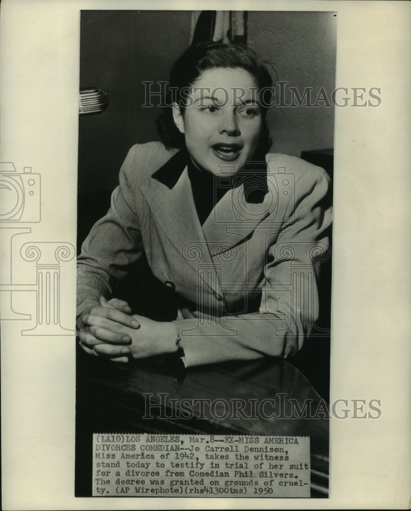 Load image into Gallery viewer, 1950 Press Photo Jo Carroll Dennison at Trial for Divorce From Phil Silvers
