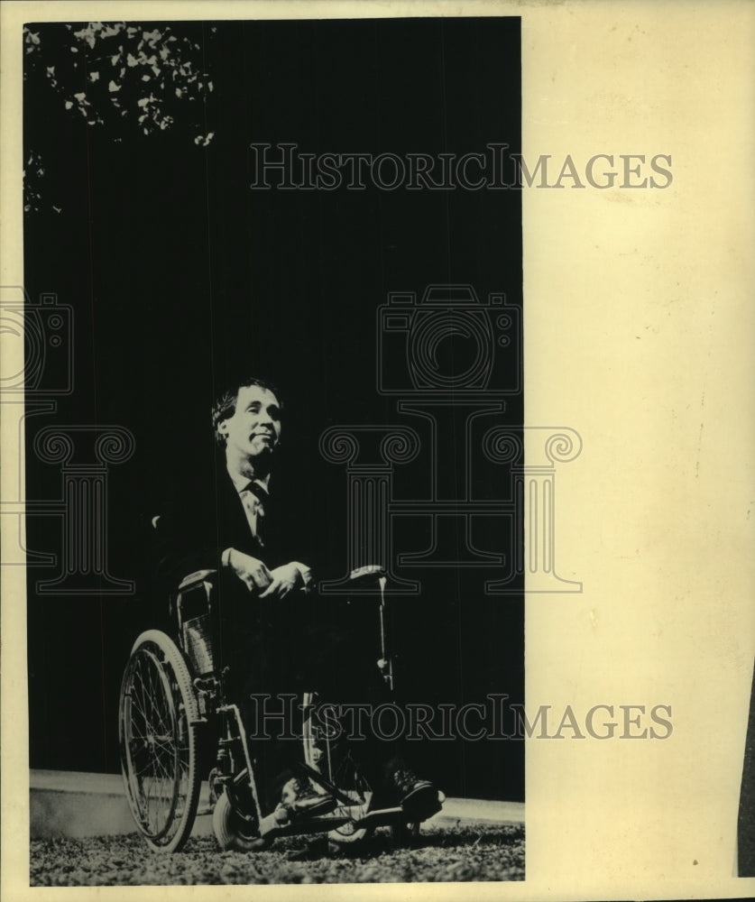 1984 Press Photo John Schneider of Theater X, sitting in chair. - mjp35141- Historic Images