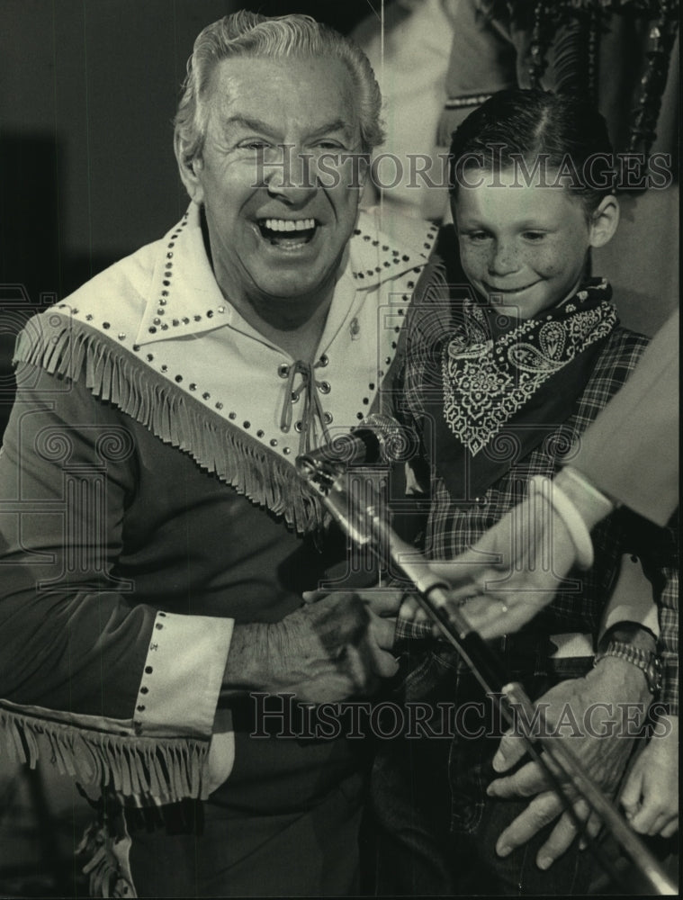 1987 Press Photo Buffalo Bob Smith and Timmy Dobrinska at Mitchell Airport- Historic Images