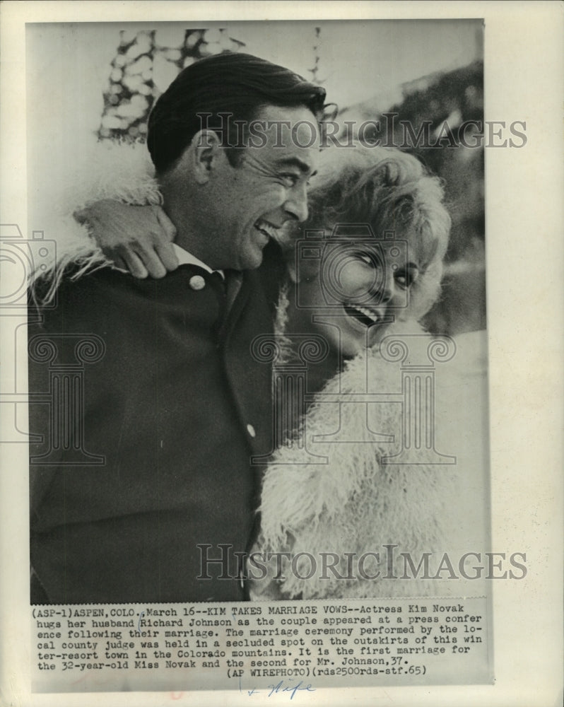 1965 Press Photo Actress Kim Novak and Richard Johnson wed in Aspen, Colorado- Historic Images