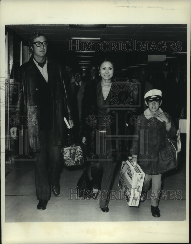 1970 Press Photo Actor Michael Caine with Minda Feliciano &amp; her son Brandon- Historic Images