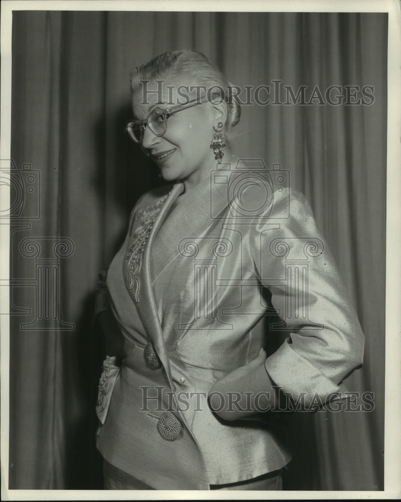 1955 Press Photo Florence Halop as she looks on &quot;Meel Mullie&quot; - mjp35684- Historic Images