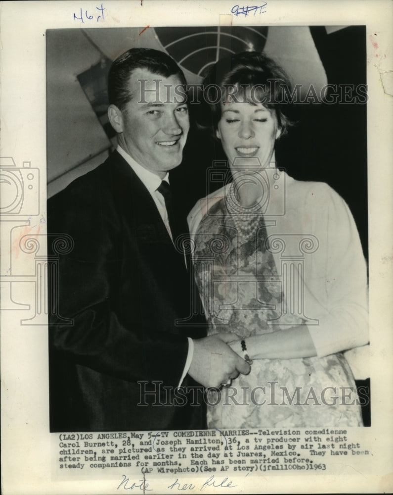 1963 Press Photo Carol Burnett &amp; Joseph Hamilton in Los Angeles after they wed- Historic Images