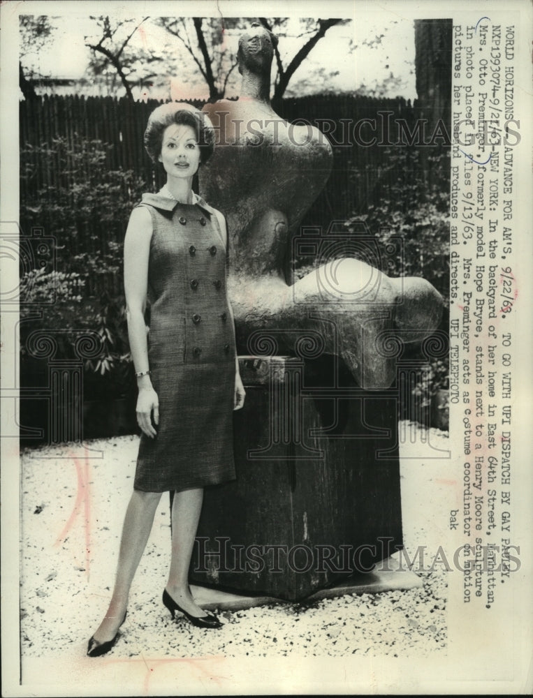 1963 Press Photo Hope Price wife of director Otto Preminger at home in New York