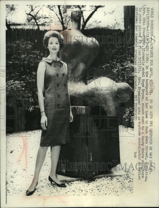 1963 Press Photo Hope Price wife of director Otto Preminger at home in New York