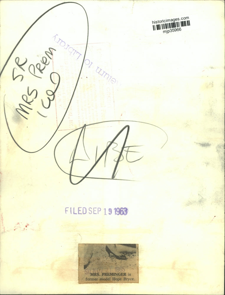 1963 Press Photo Hope Price wife of director Otto Preminger at home in New York