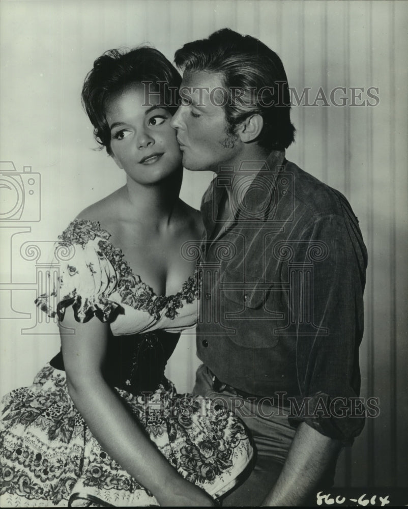 1961 Press Photo Laticia Roman & Roger Moore in "Gold of the Seven Saints"- Historic Images