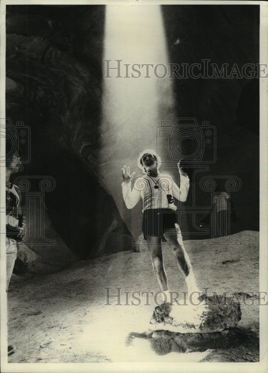 1973 Press Photo Director Norman Jewison on set "Jesus Christ Superstar"- Historic Images