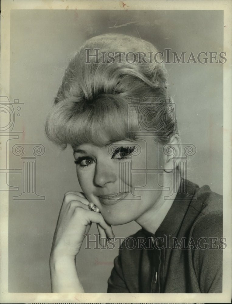 1968 Press Photo Connie Stevens in &quot;Wendy and Me&quot; - mjp36690- Historic Images