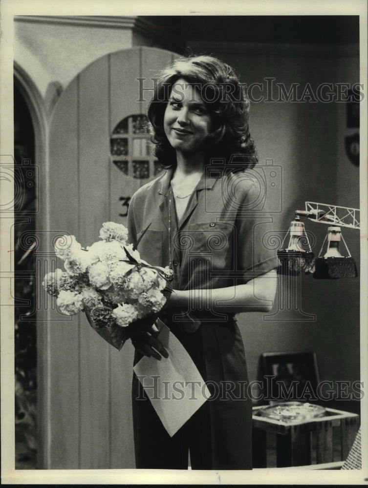 1980 Press Photo Lee Purcell holds bouquet of flowers, &quot;My Wife Next Door&quot;- Historic Images