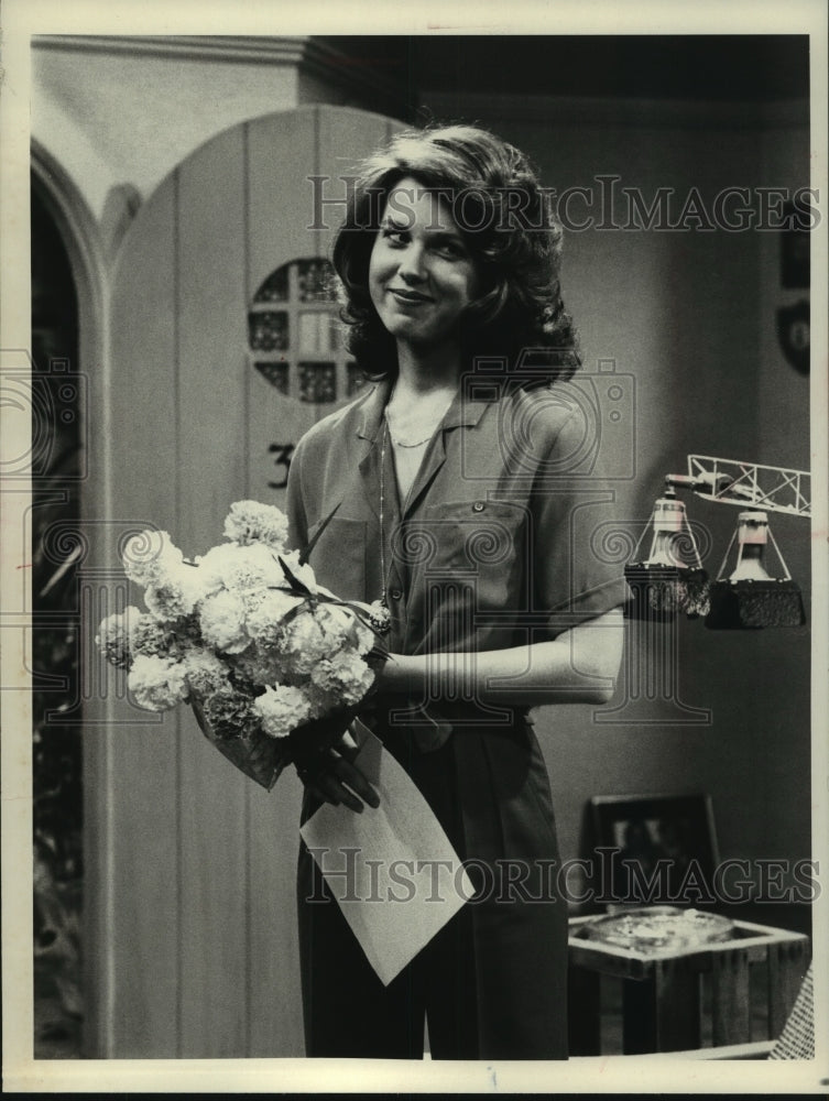 1980 Press Photo Lee Purcell holds bouquet of flowers, "My Wife Next Door"- Historic Images