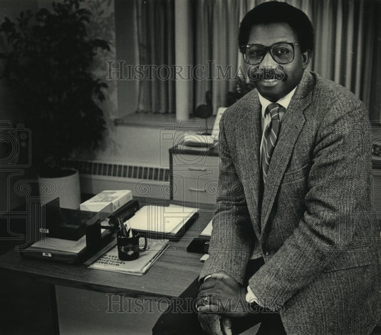 1986 Press Photo George Thompson signed on as assistant coach with Marquette.- Historic Images