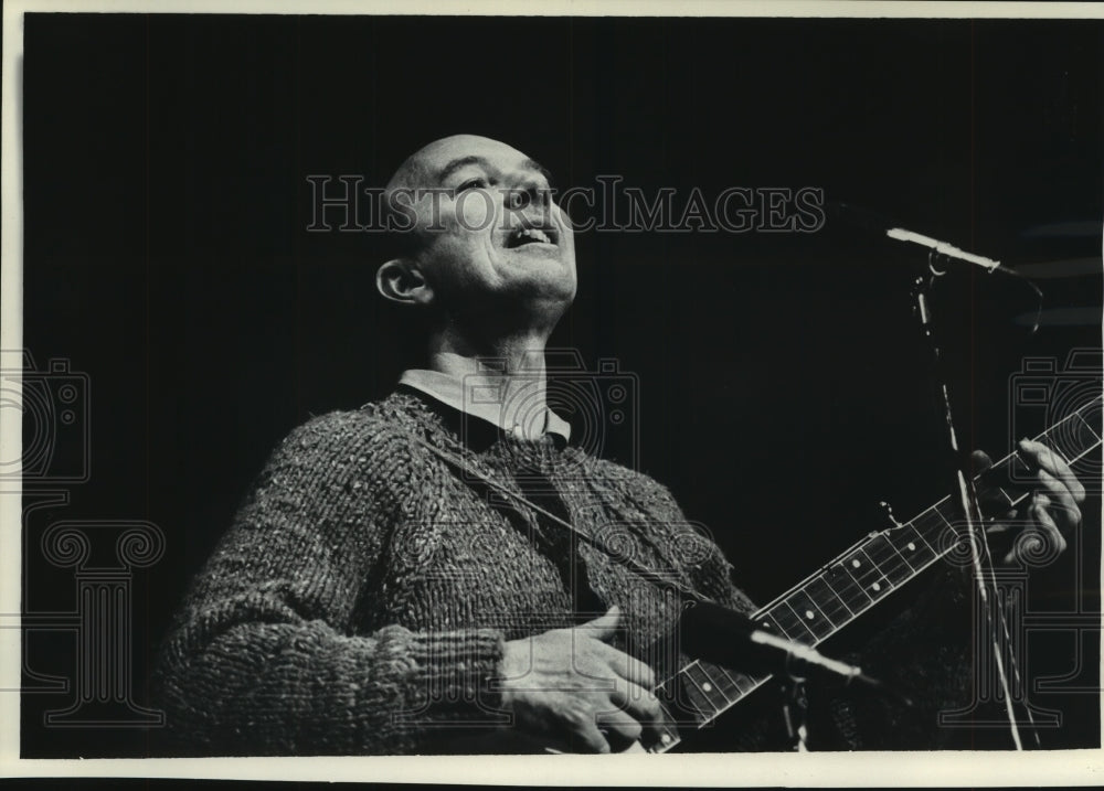 1965 Press Photo Musician Pete Seeger and his banjo - mjp37026- Historic Images