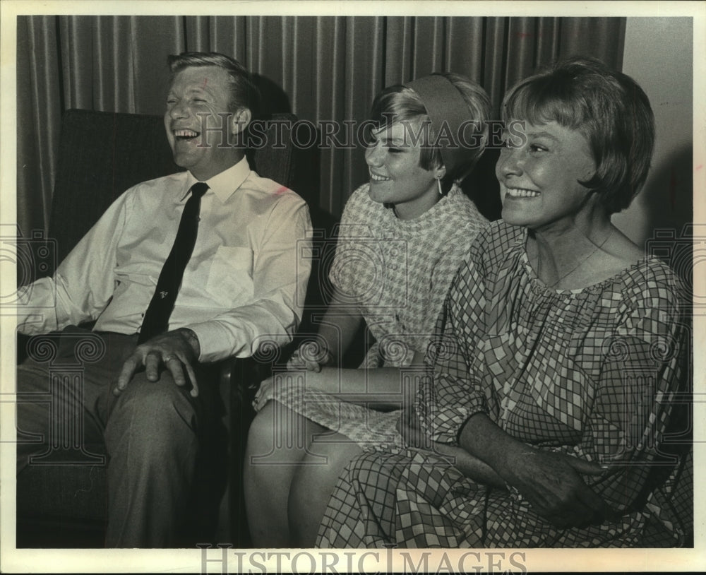 1967 Press Photo Pamela Powell With Others During Milwaukee Visit - mjp37174- Historic Images