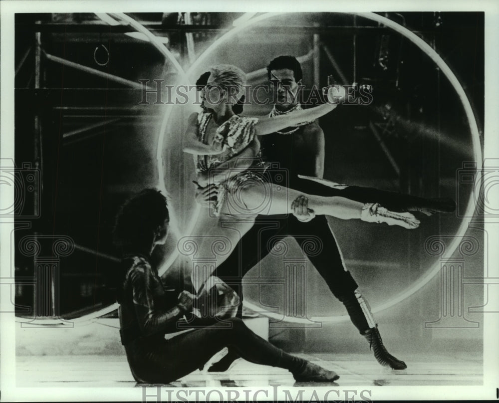 1986 Press Photo Members of the Sydney Dance Company Performing "Boxes"- Historic Images