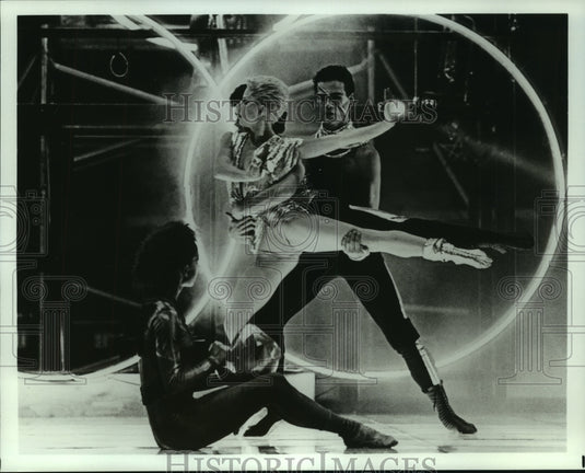 1986 Press Photo Members of the Sydney Dance Company Performing "Boxes"- Historic Images