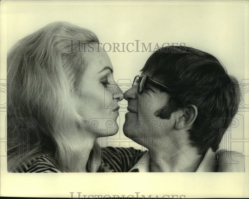 1970 Press Photo Arte Johnson Is Nose To Nose With His Number One Fan Gisela- Historic Images
